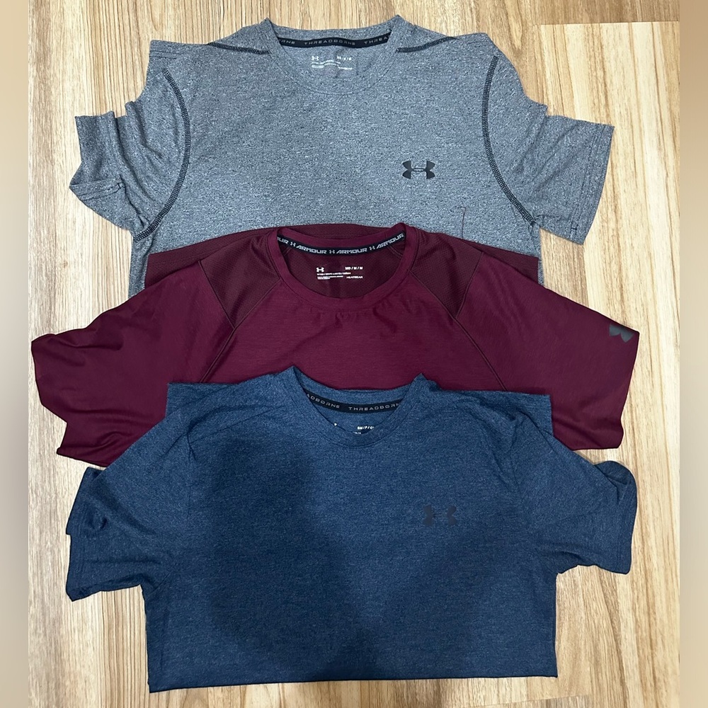 Under Armour Mens Shirt Short Sleeve bundle of 3
 Mens size 2 Medium and 1 small